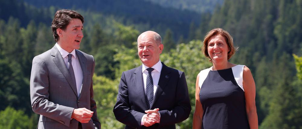 G7 Gipfel auf Schloss Elmau: Kanadas Premier Justin Trudeau (v.l.), mit Kanzler Olaf Scholz und seiner Frau Britta Ernst (beide SPD).