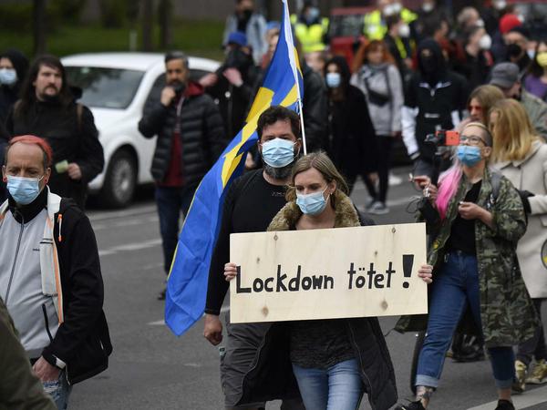 Rund 200 Querdenker protestierten in Lichtenberg gegen die Einschränkungen infolge der Corona-Pandemie.
