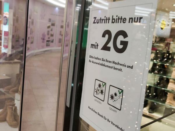 Für Läden eine Last: Shopping geht in Berlin gerade unter der 2G-Regelung - also mit einem Genesenen- oder Geimpften-Nachweis.