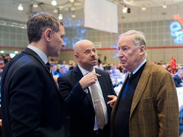 In vertrauter Runde: Alexander Gauland, Andreas Kalbitz und Björn Höcke (von rechts) im Dezember 2017 beim AfD-Bundesparteitag in Hannover.