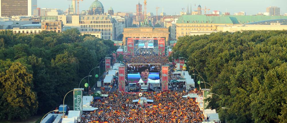 Am Wochenende geht's los. Ab dem 17. Juni werden am Brandenburger Tor wieder die WM-Spiele übertragen, wie auf diesem Archivfoto aus dem Jahr 2008.