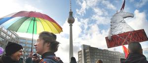 Mit dem Einhorn gegen das Patriarchat. Am Frauentag, dem 8. März, protestierten in Berlin Tausende für Gleichberechtigung.
