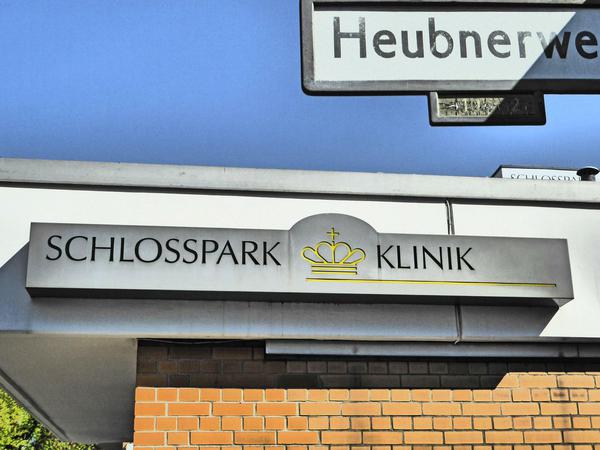 Das Schild der Schlosspark-Klinik in Berlin-Charlottenburg. Die Klinik liegt unweit des Spandauer Damms.