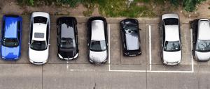 Parkende Autos auf einem Parkplatz in Berlin.