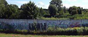 An einigen Orten rund um West-Berlin steht die Hinterlandmauer noch, wie hier zwischen Rudow und Altglienicke. 