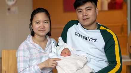 Neuberlinerin: Julia Bao An Vo im Vivantes Klinikum mit ihrer Mutter Toi Nhung Nguyen und Vater Van Bin Vo. 