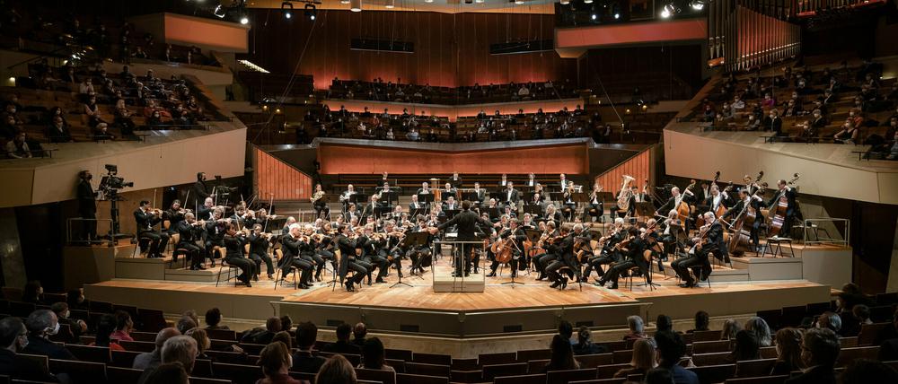 Musiker spielen auf der Bühne ein Konzert. Die Berliner Philharmoniker haben erstmals seit Monaten wieder vor einem größeren Publikum gespielt.