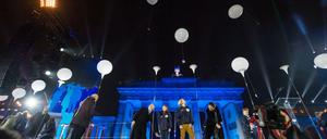 Den Anfang machten die Ballons am Brandenburger Tor um kurz vor 19.30 Uhr.
