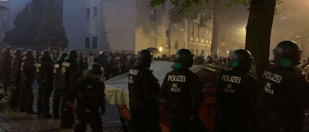 Die Polizei bildete eine Kette rund um den Neuköllner Richardplatz, dahinter zahlreiche Vermummte.