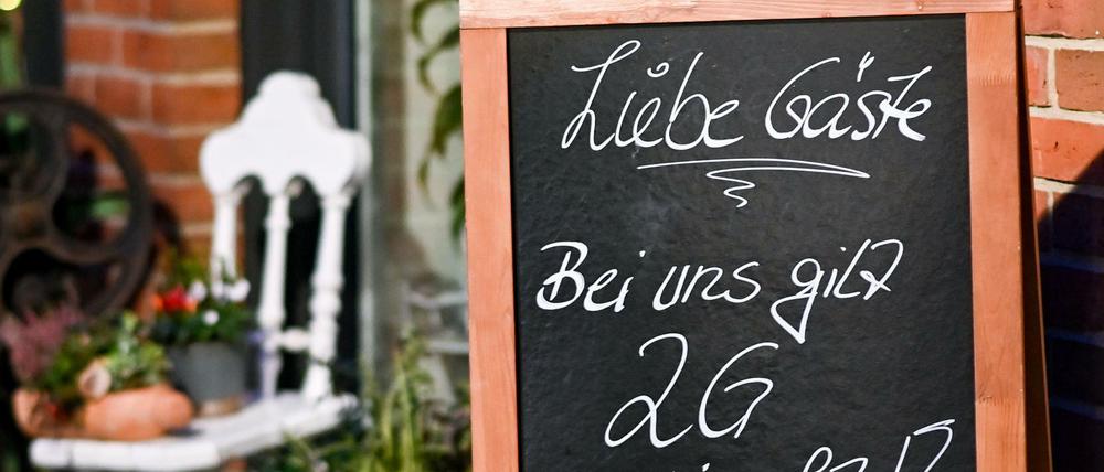 Bald zusätzlich mit Maske: Ein Schild vor einem Cafe am Kirchplatz in der Beelitzer Altstadt weist auf die 2G-Regeln hin.