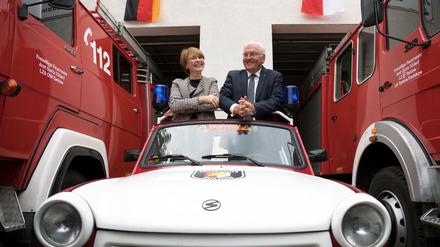 Bundespräsident Frank-Walter Steinmeier und seine Frau Elke Büdenbender beim Besuch der Freiwilligen Feuerwehr.