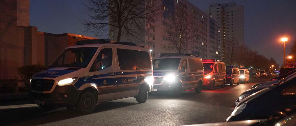 Fahrzeuge der Bundespolizei stehen in Rahmen der Razzia in Hohenschönhausen. Insgesamt gab es im Bundesgebiet zwanzig Razzien wegen mutmaßlicher Einschleusung von Ausländern.