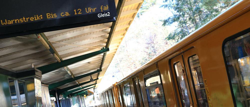 BVG-Warnstreik: Stehende Züge der U-Bahn im Bahnhof Krumme Lanke in Berlin-Zehlendorf
