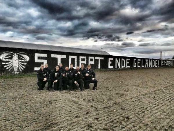 Umstrittenes Foto: Polizisten posieren vor dem Spruch „Stoppt Ende Gelände".