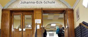 Eingang mit Namens-Schriftzug der Johanna-Eck-Schule in Berlin-Tempelhof.