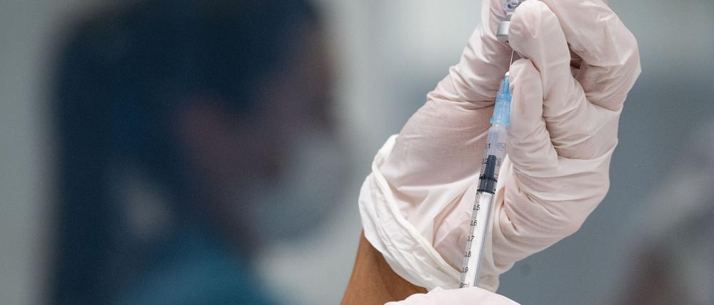 Ein neuer Piks. Die neuen Omikron-Impfstoffe sollen seit Montag an Ärzte und Impfstellen gehen.