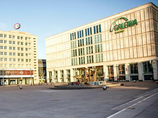 Verlassen ist der Alexanderplatz - das könnte sich ändern, wenn die Galeria Kaufhof wieder öffnet.
