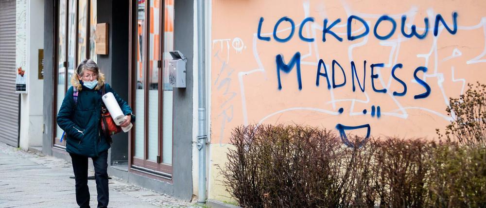 Lockdown Madness (Lockdown-Wahnsinn) steht in Berlin-Schöneberg an einer Hauswand.