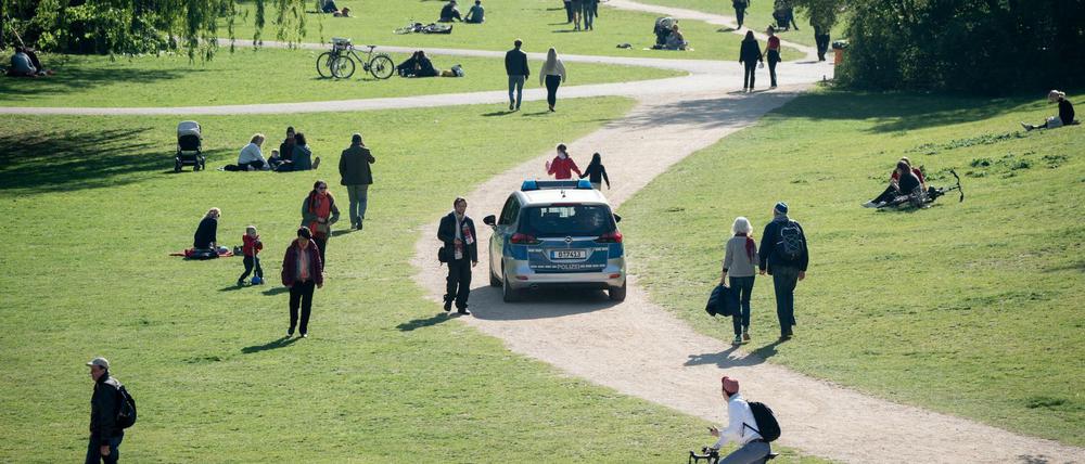 Auch mit Lockerung der Maßnahmen gilt weiterhin Abstand halten. Die Polizei kontrolliert regelmäßig in Berliner Parks.