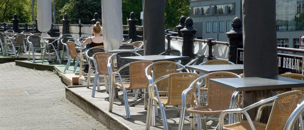 Zu eng bestuhlt: So dicht wie in dieser Gaststätte im Nikolaiviertel in Berlin-Mitte ihre Stühle und Tische im Frühjahr aufgestellt hatte, geht es wohl heute nicht mehr. Gastronomen brauchen mehr Platz auf dem Bürgersteig. 