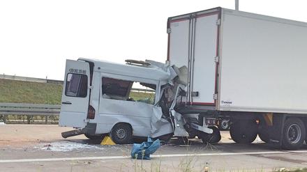 Ungebremst aufgefahren: Der bei dem Unfall zerstörter Kleintransporter stammte aus Bulgarien.