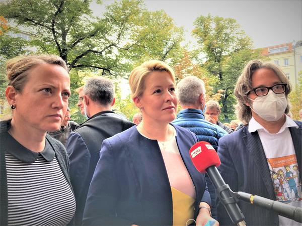 Charité-Pflegerin Dana Lützkendorf, SPD-Wahlsiegerin Franziska Giffey und Verdi-Verhandler Ivo Garbe.