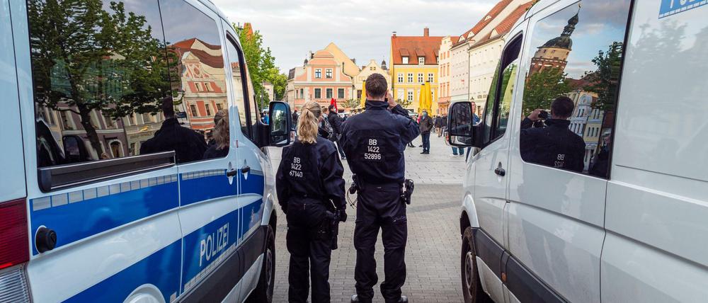 Unter Beobachtung: Die Polizei löste die Demonstration in Cottbus auf.