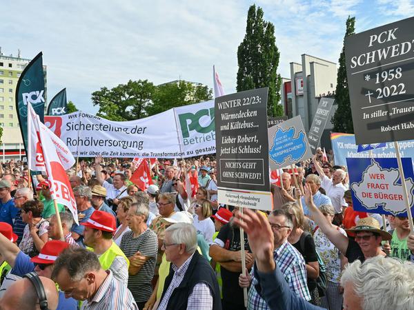 Tausende protestieren in Schwedt für Erhalt der Raffinerie 