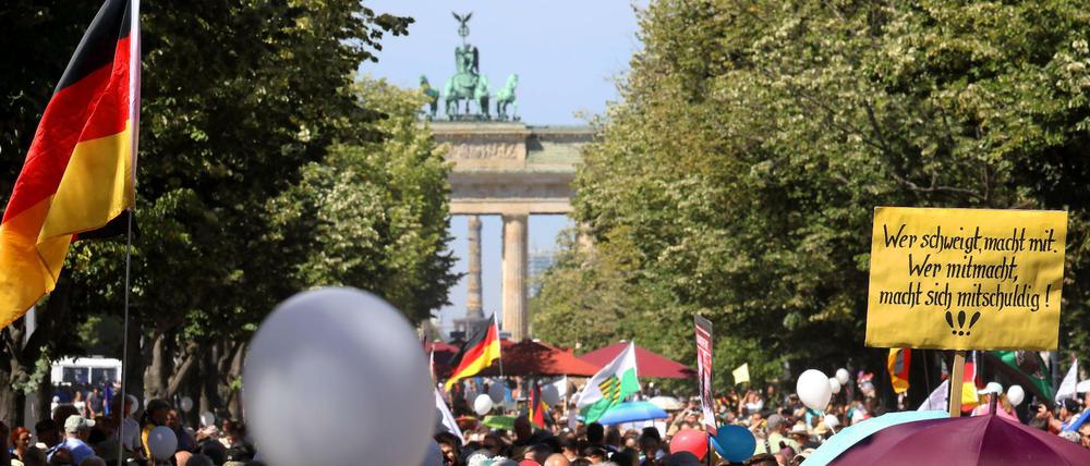 Tausende Menschen demonstrieren am 1. August in Berlin gegen die Corona-Maßnahmen.
