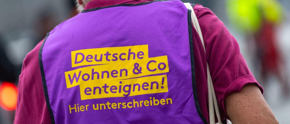 Ein Teilnehmer der Demonstration trägt eine Weste mit der Aufschrift "Deutsche Wohnen Co enteignen!".