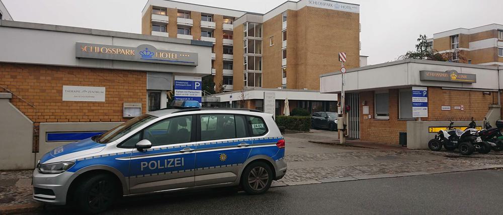 Ein Polizeiauto steht vor der Schlosspark-Klinik in Berlin-Charlottenburg.