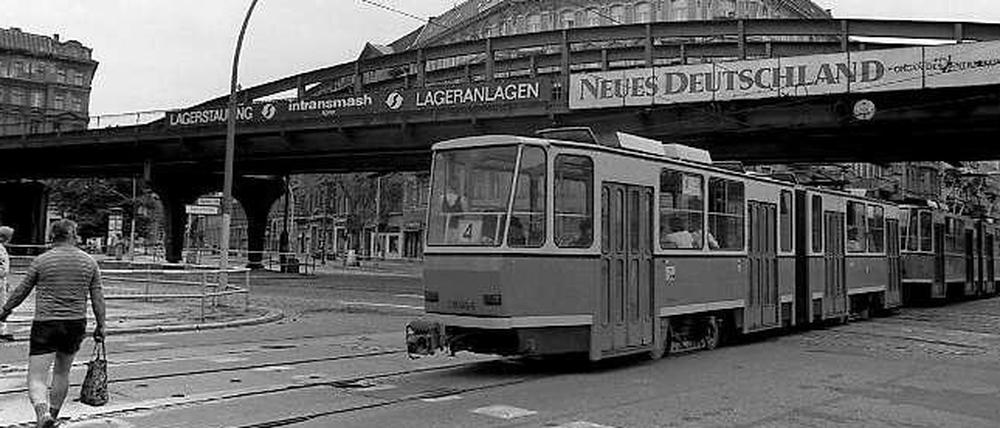 Wo sich fünf Straßen treffen: Als das Foto Ende der 1980er Jahre entstand, hieß die Station Eberswalder Straße noch U-Bahnhof Dimitroffstraße, benannt nach dem damaligen Namen der Danziger Straße.