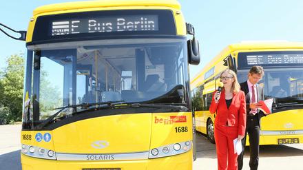 Die Vorstandsvorsitzende der Berliner Verkehrsbetriebe BVG, Evelyn Nikutta, steht vor einem der neuen Elektrobusse der BVG.