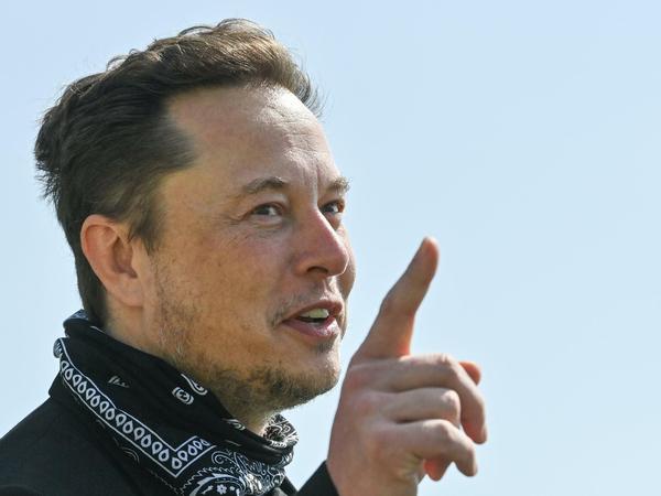 Scheut keine Auseinandersetzung: Tesla-Chef Elon Musk, hier bei einem Besuch in Grünheide im August 2021.