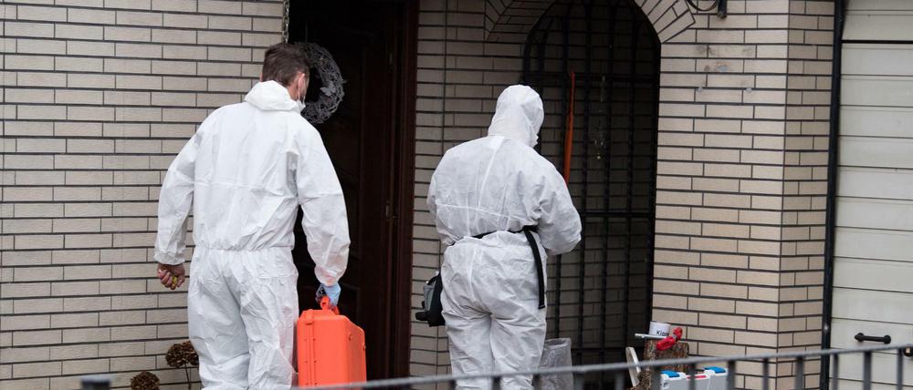 Kriminaltechniker der Berliner Polizei untersuchten am Freitag das Haus der Schwester der verschwundenen 15-jährigen Rebacca.