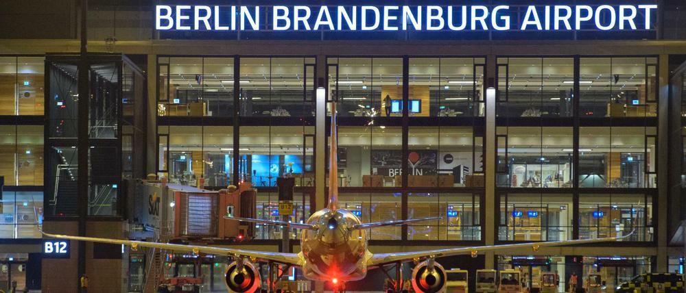Der Flughafen Berlin Brandenburg ist am Abend vor allem ruhig und leer.