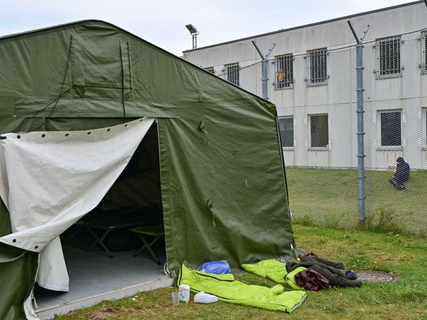  Ein Zelt für Flüchtlinge steht auf dem Gelände der Zentralen Erstaufnahmeeinrichtung für Asylbewerber (ZABH) in Brandenburg. 