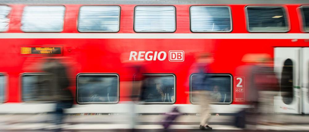 Noch schnell in den Zug: Eine Regionalbahn im Berliner Hauptbahnhof.