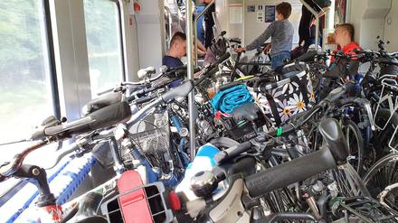 Kein schöner Ausflug. Besonders an Wochenenden sind die Regionalzüge von und ins Berliner Umland mit Fahrrädern überfüllt.