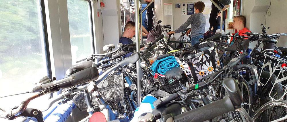 Kein schöner Ausflug. Besonders an Wochenenden sind die Regionalzüge von und ins Berliner Umland mit Fahrrädern überfüllt.
