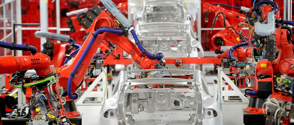 Roboterarme arbeiten an einem Tesla Model S im Werk Fremont in Kalifornien. (Archivbild 2012)