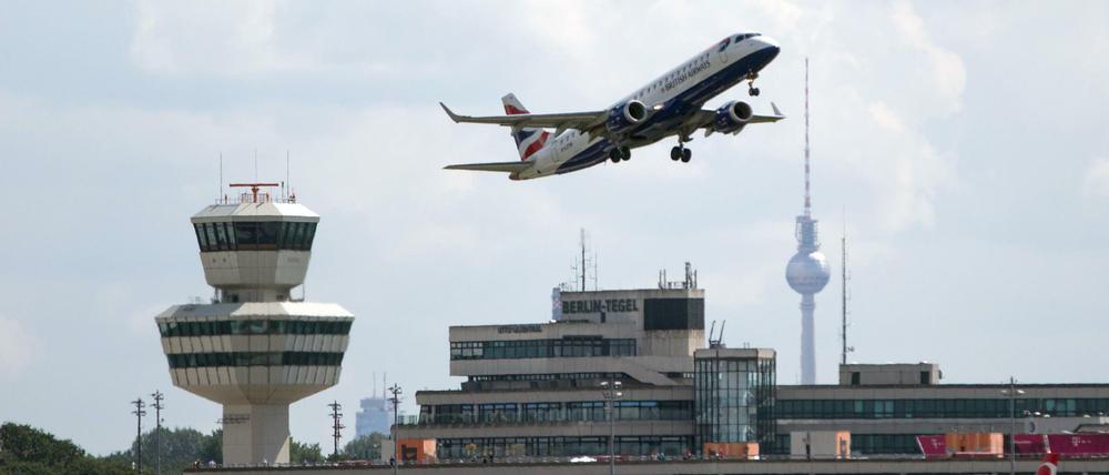Ein Flugzeug startet am Flughafen Berlin-Tegel.