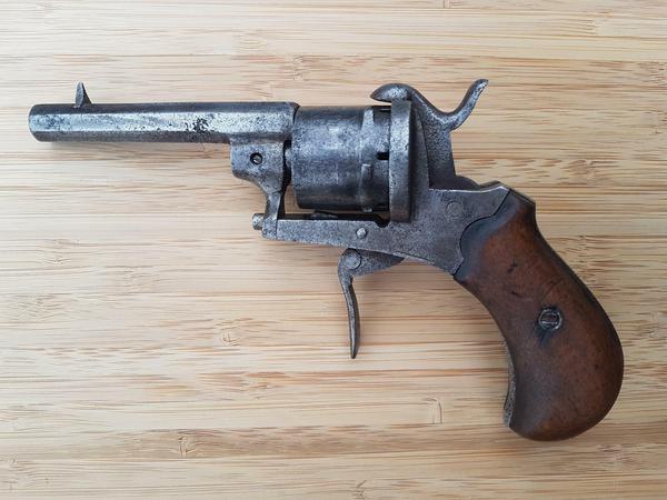 Fontane trug bei seiner Verhaftung das berühmte "Modell 1858" eines Lefaucheux-Revolvers bei sich.