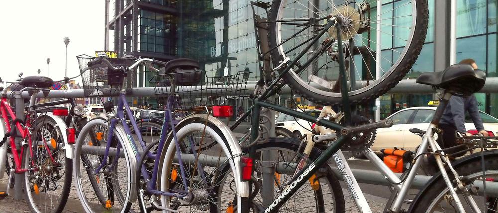 Am Hauptbahnhof Berlin gibt es auf beiden Seiten genau 104 Fahrradbügel, die sich auch noch alle ungeschützt im Freien befinden.