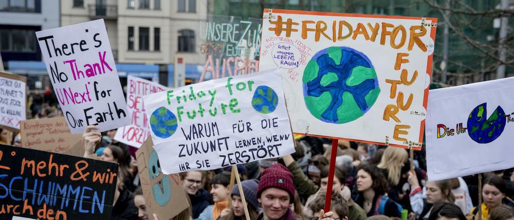 Jugendliche Teilnehmer der Klima-Kundgebung "Fridays for Future" fordern eine bessere Klimapolitk. (Archivbild.)