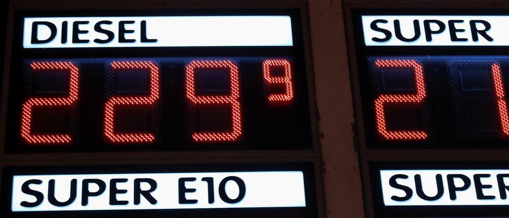 Preise in Euro, nicht Mark: Bei den aktuellen Benzinpreisen machen Autofahrer große Augen.