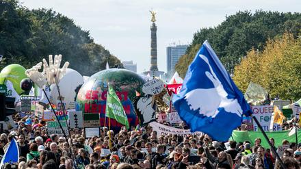 Demonstranten nehmen am Globalen Klima Protesttag vor dem Brandenburger Tor teil. 