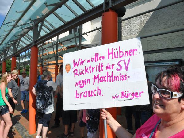 Als die Stadtverordneten über die Causa Hübner diskutierten, protestierten viele Gubener vor dem Rathaus.
