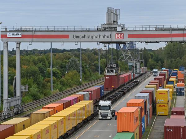 Container werden in Großbeeren südlich von Berlin auf einem Verladebahnhof am DUSS-Terminal von der Straße auf die Schiene oder umgekehrt verladen.