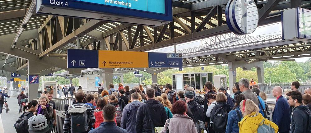 Dichtes Gedränge am Bahnhof: Pendler wollen hier vom RE in andere Verkehrsmittel umsteigen